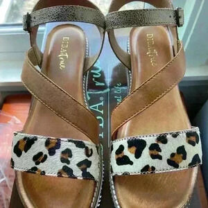 Diba Woman’s Fiesta Time Sandal- Low Height, Metalic & Pony Hair straps